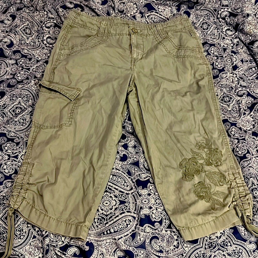 🔥ARMY GREEN CARGO CAPRI W/ EMBROIDERED FLORAL AND TIES LIKE NEW!!